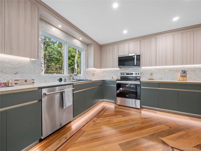 5 N Hills Road, East Norwich, NY 11732