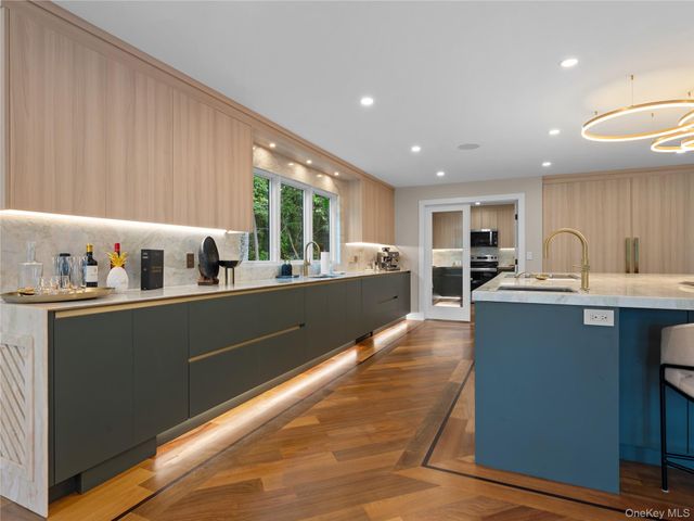 5 N Hills Road, East Norwich, NY 11732