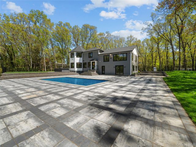 5 N Hills Road, East Norwich, NY 11732