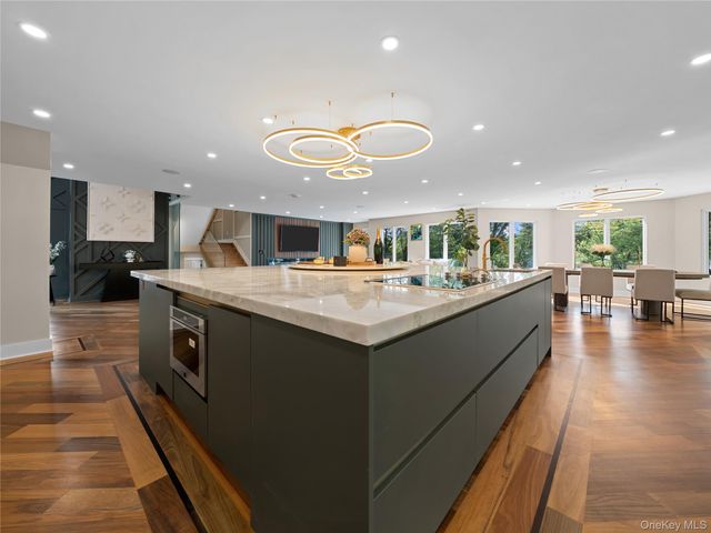 5 N Hills Road, East Norwich, NY 11732