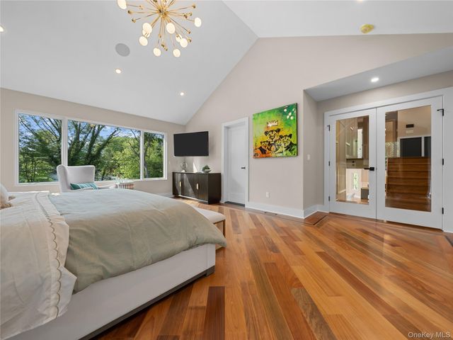 5 N Hills Road, East Norwich, NY 11732