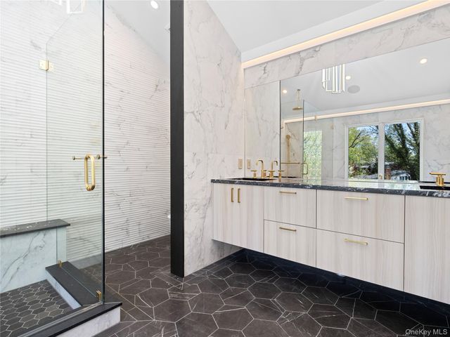 5 N Hills Road, East Norwich, NY 11732