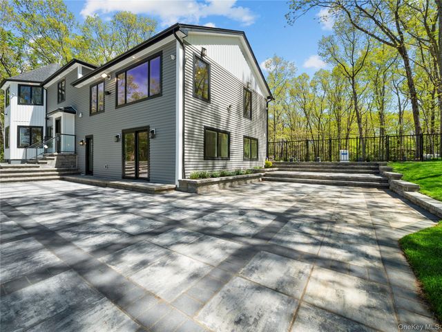 5 N Hills Road, East Norwich, NY 11732