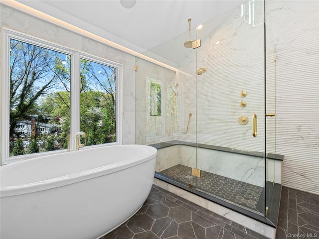 5 N Hills Road, East Norwich, NY 11732