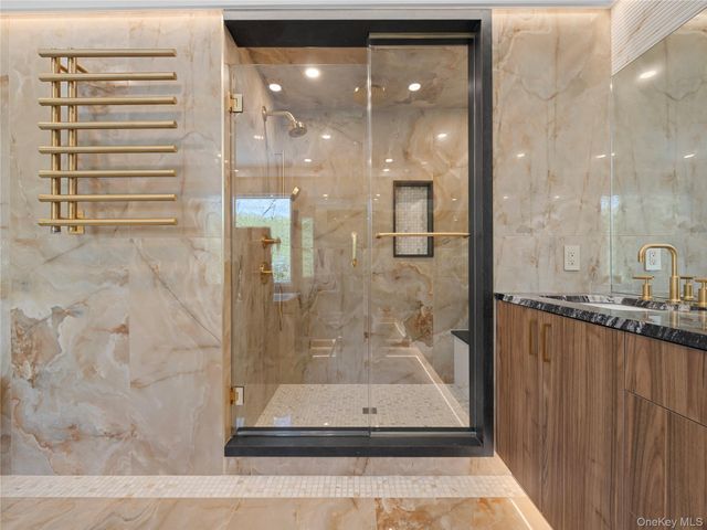 5 N Hills Road, East Norwich, NY 11732