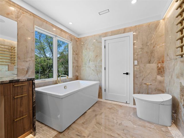 5 N Hills Road, East Norwich, NY 11732