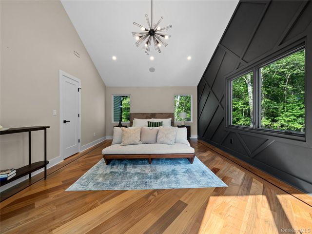 5 N Hills Road, East Norwich, NY 11732