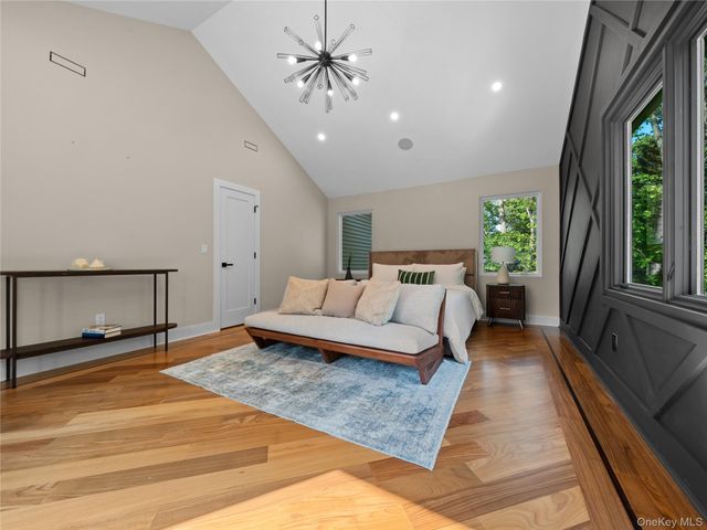 5 N Hills Road, East Norwich, NY 11732