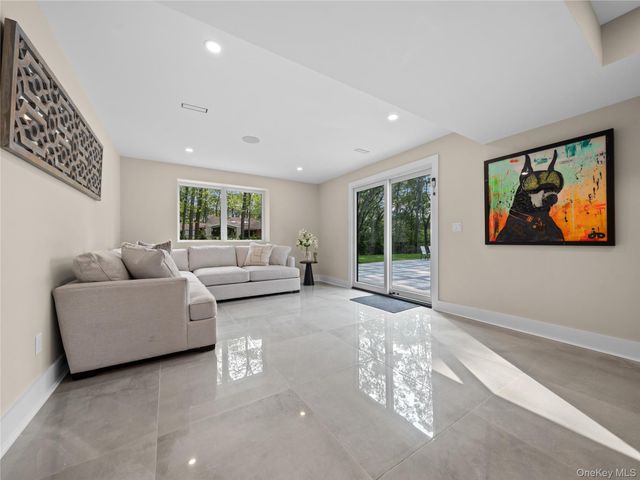 5 N Hills Road, East Norwich, NY 11732