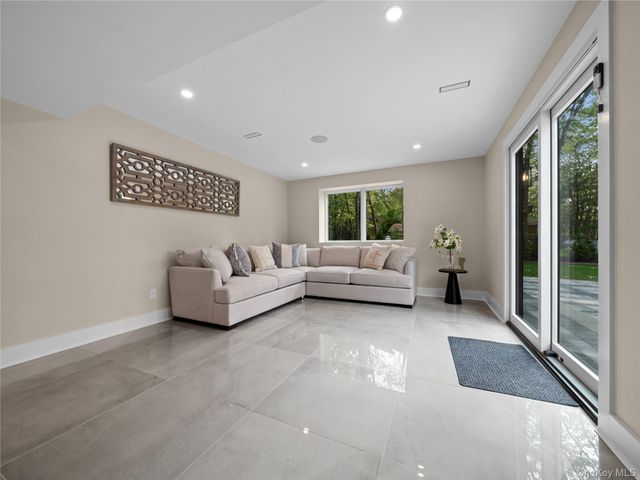 5 N Hills Road, East Norwich, NY 11732