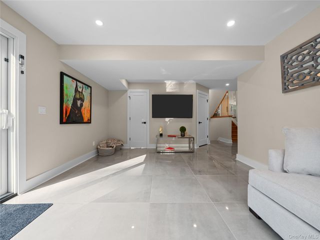 5 N Hills Road, East Norwich, NY 11732