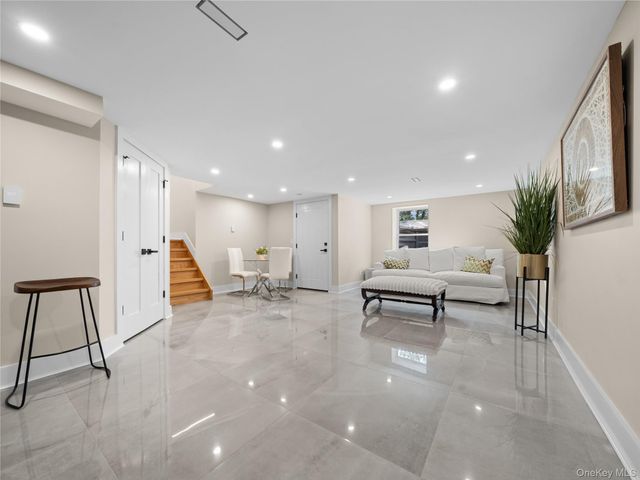 5 N Hills Road, East Norwich, NY 11732