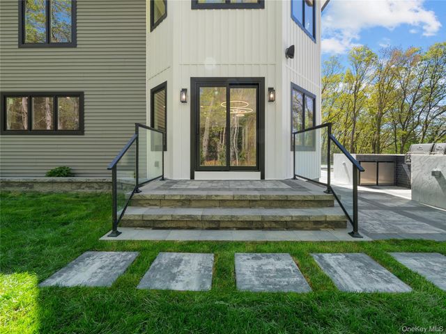 5 N Hills Road, East Norwich, NY 11732