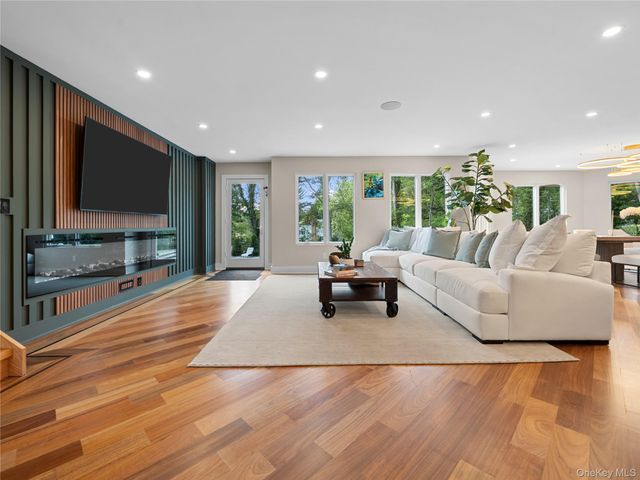 5 N Hills Road, East Norwich, NY 11732