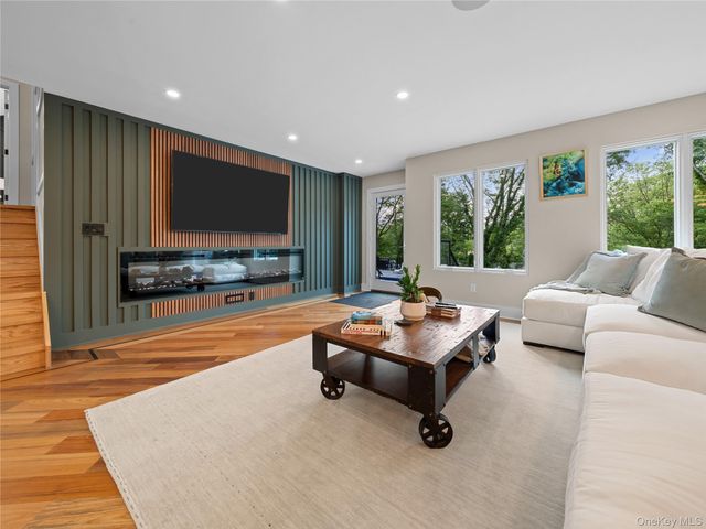 5 N Hills Road, East Norwich, NY 11732