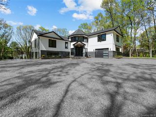 5 N Hills Road, East Norwich, NY 11732
