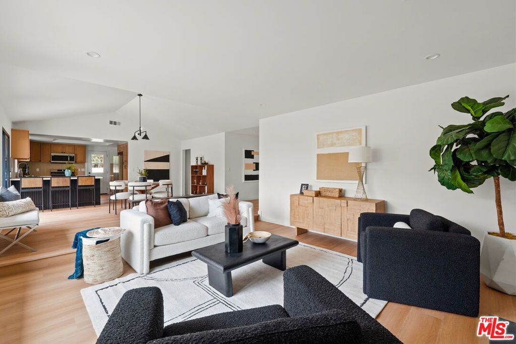 Image 16 of property listing at 974 La Canada Verdugo Road, Pasadena, CA 91103