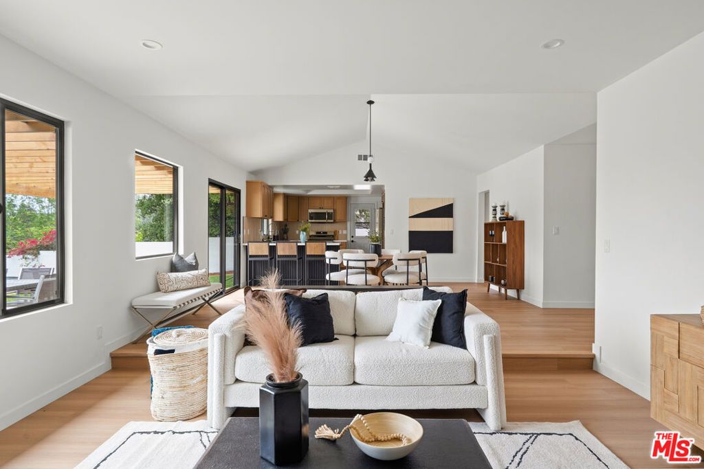 Image 17 of property listing at 974 La Canada Verdugo Road, Pasadena, CA 91103