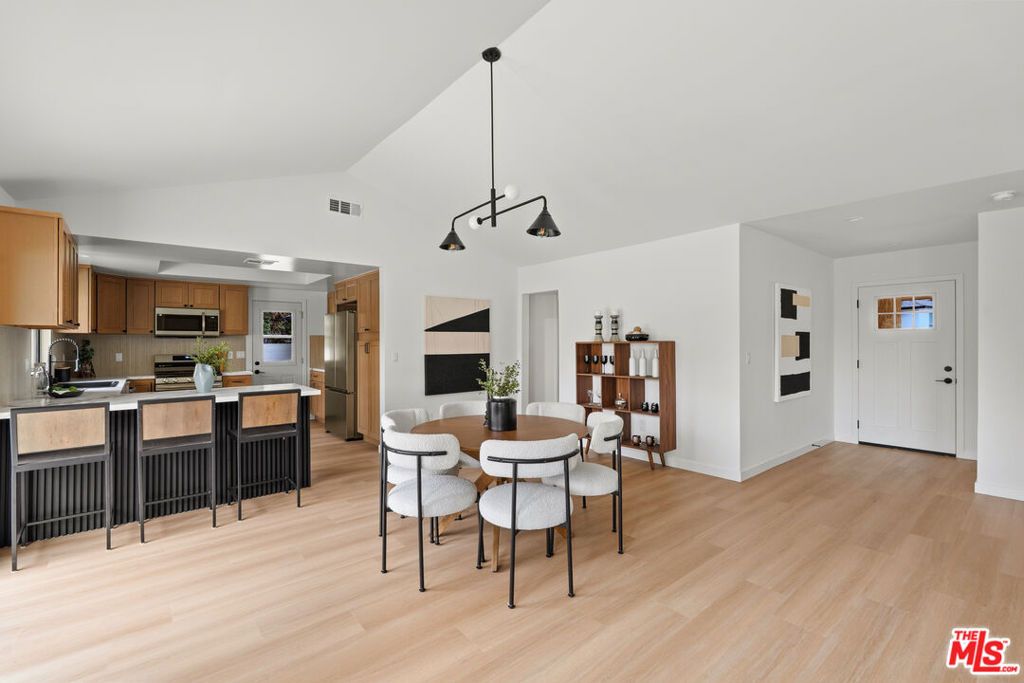 Image 19 of property listing at 974 La Canada Verdugo Road, Pasadena, CA 91103