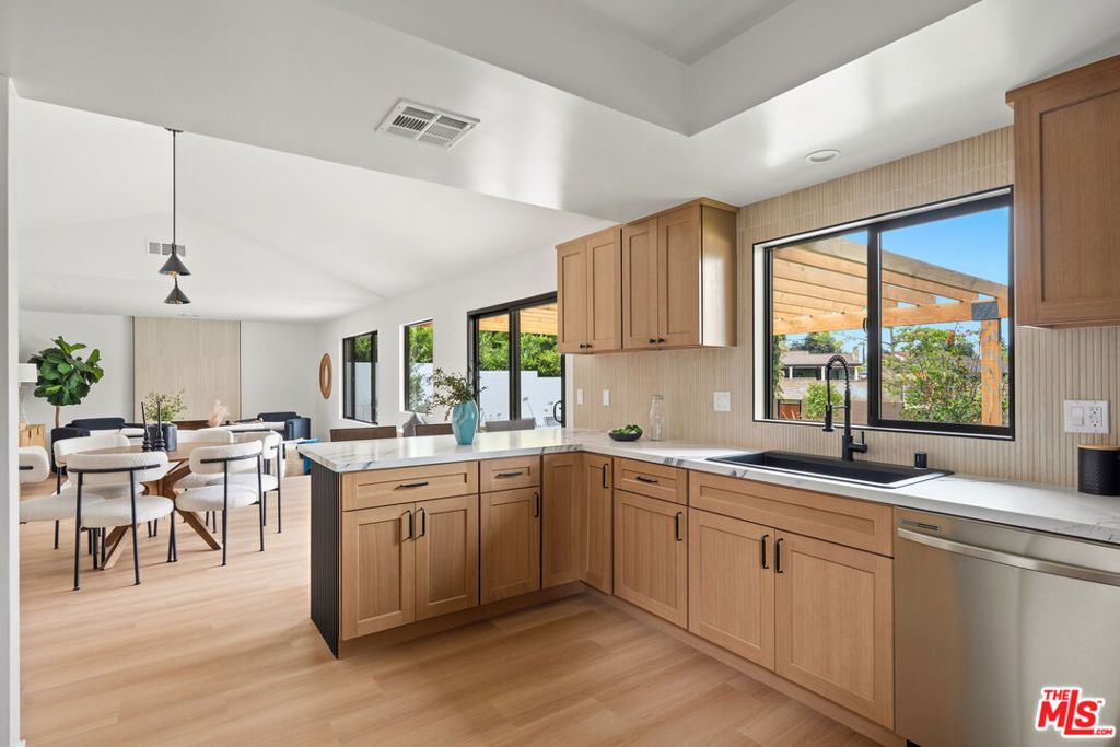 Image 23 of property listing at 974 La Canada Verdugo Road, Pasadena, CA 91103