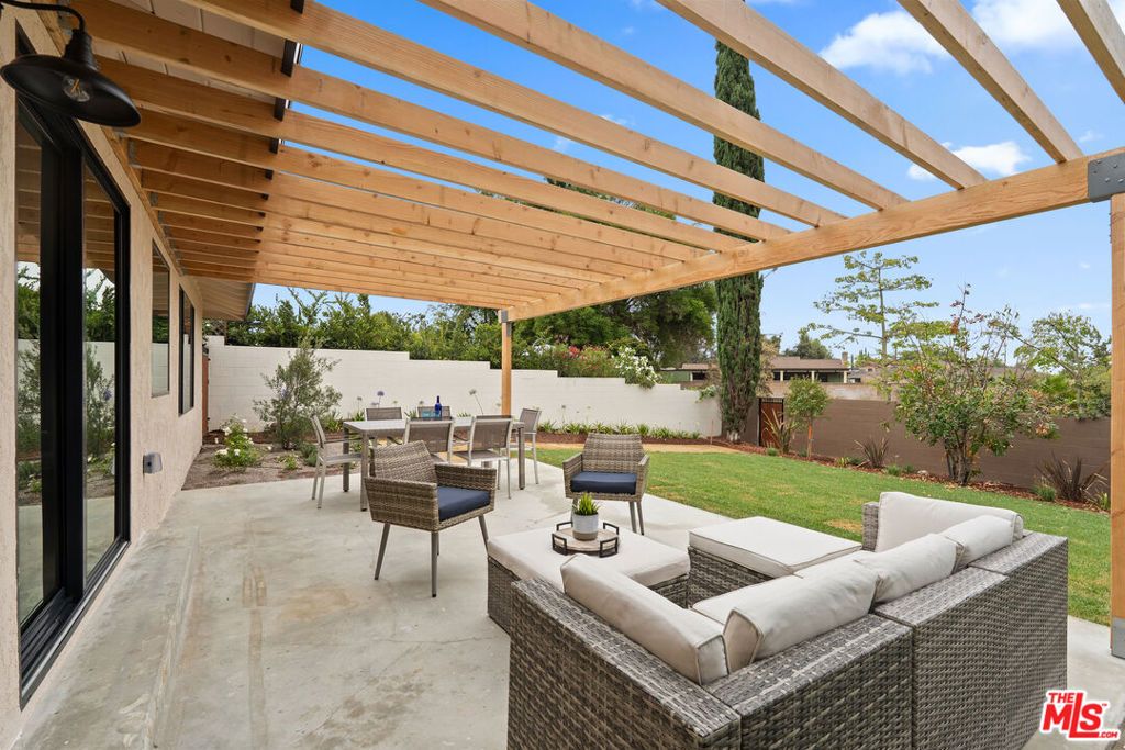 Image 25 of property listing at 974 La Canada Verdugo Road, Pasadena, CA 91103