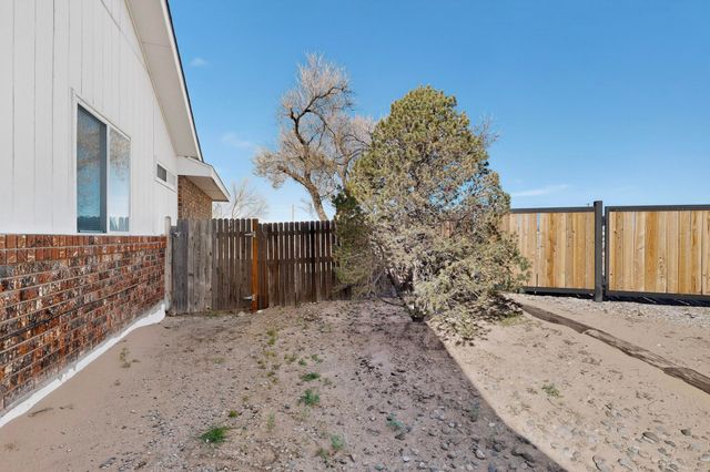 9 Apache Plume Road, Los Lunas, NM 87031