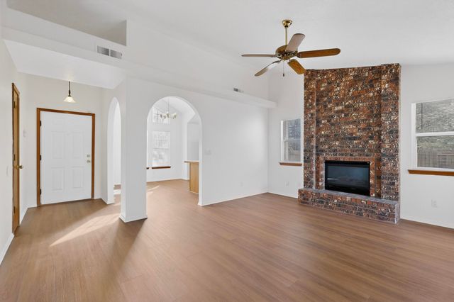 9 Apache Plume Road, Los Lunas, NM 87031