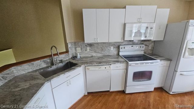 5237 Royal Vale Lane, Dearborn, MI 48126