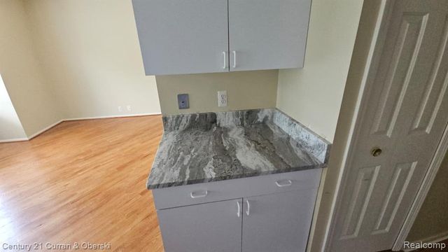 5237 Royal Vale Lane, Dearborn, MI 48126