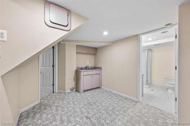 5237 Royal Vale Lane, Dearborn, MI 48126