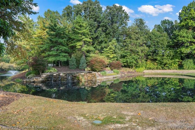 5237 Royal Vale Lane, Dearborn, MI 48126