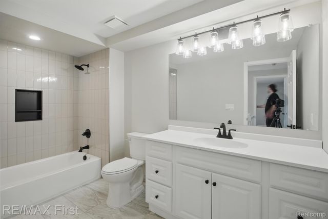6620 RED CEDAR Lane, West Bloomfield Charter Township, MI 48324