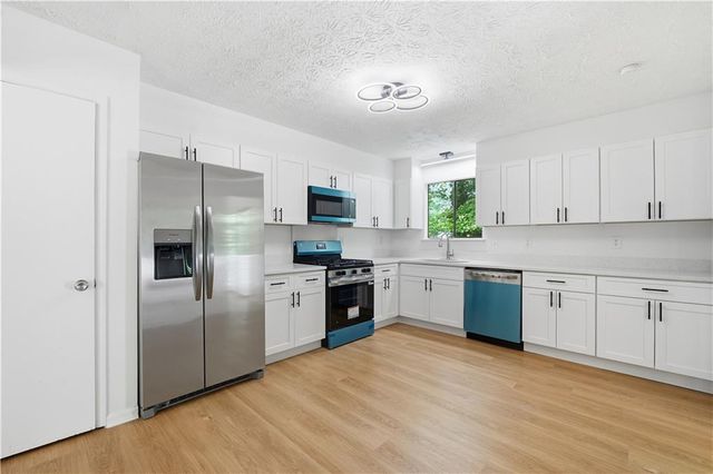 996 Park Forest Trl NW, Lilburn, GA 30047