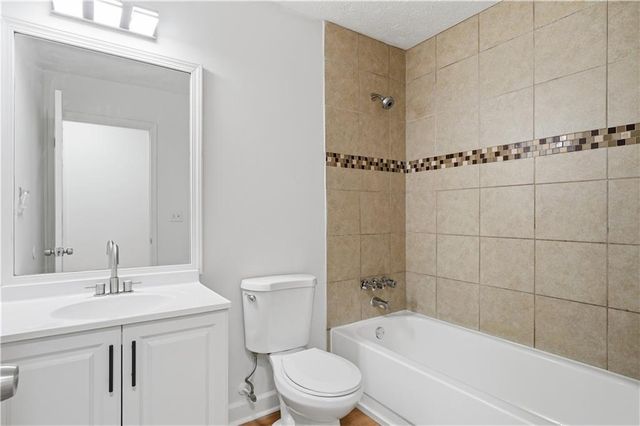 996 Park Forest Trl NW, Lilburn, GA 30047
