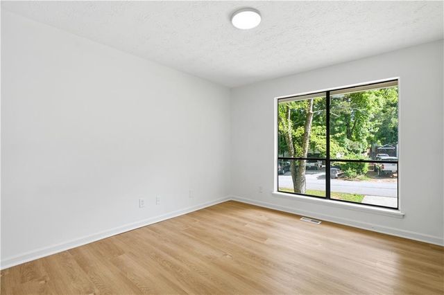 996 Park Forest Trl NW, Lilburn, GA 30047