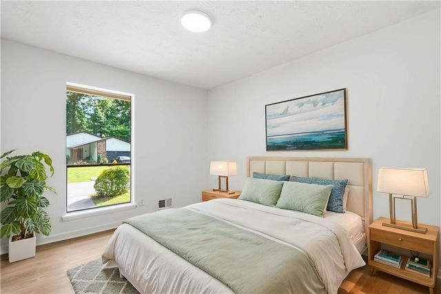 996 Park Forest Trl NW, Lilburn, GA 30047