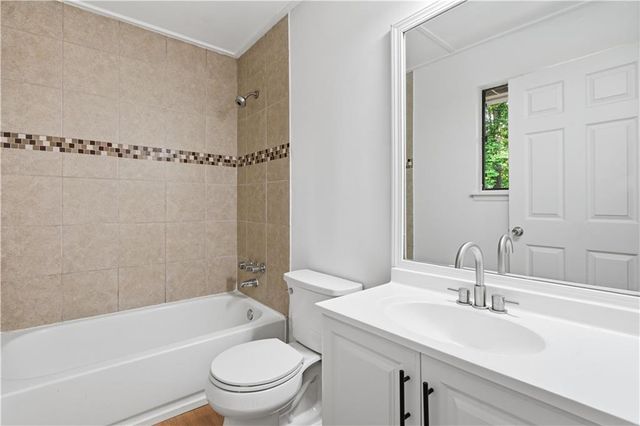 996 Park Forest Trl NW, Lilburn, GA 30047