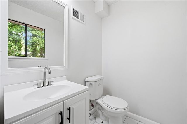 996 Park Forest Trl NW, Lilburn, GA 30047