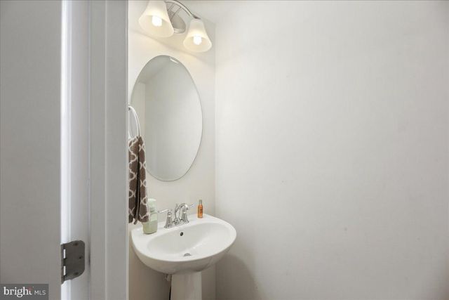 56 VILLAGE GREEN LN, Sicklerville, NJ 08081