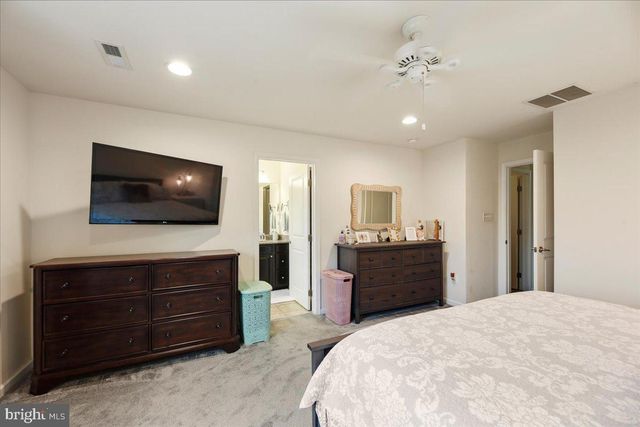 56 VILLAGE GREEN LN, Sicklerville, NJ 08081