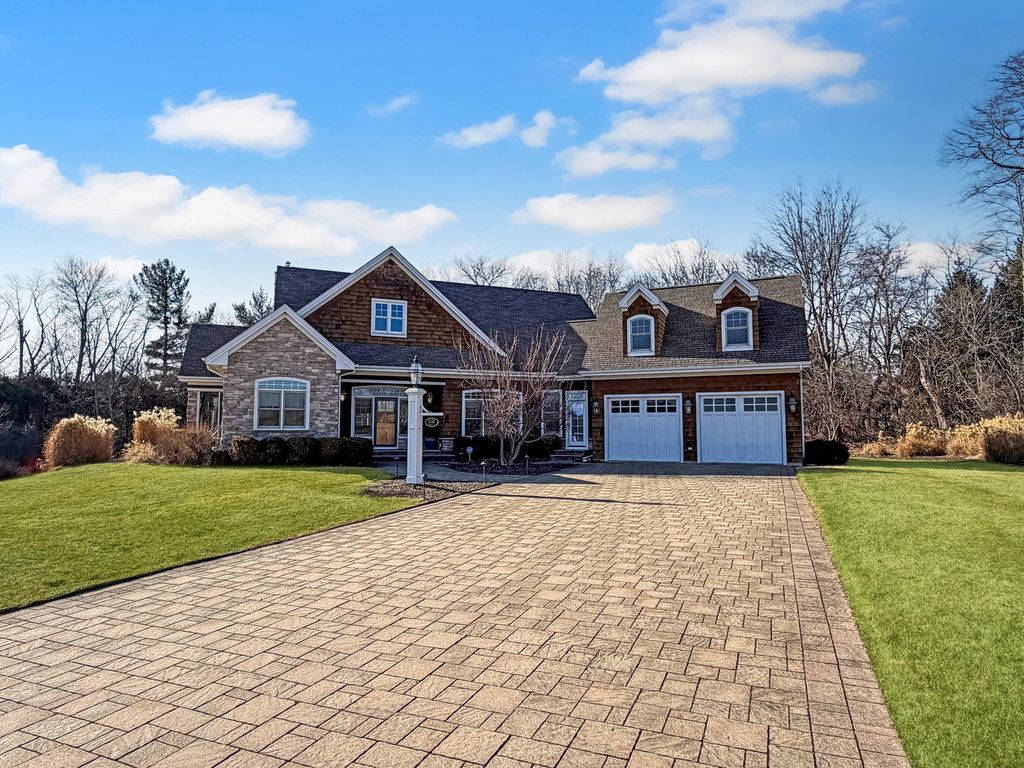 Image 3 of property listing at 1121 Lawn Place, Freeport, IL 61032