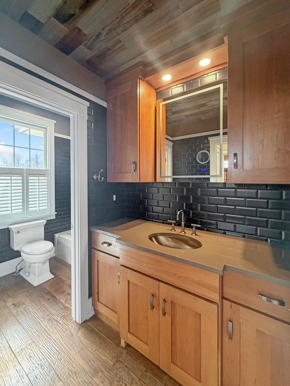 Image 21 of property listing at 1121 Lawn Place, Freeport, IL 61032