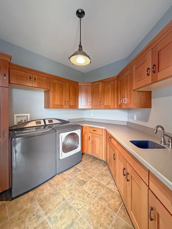 Image 30 of property listing at 1121 Lawn Place, Freeport, IL 61032