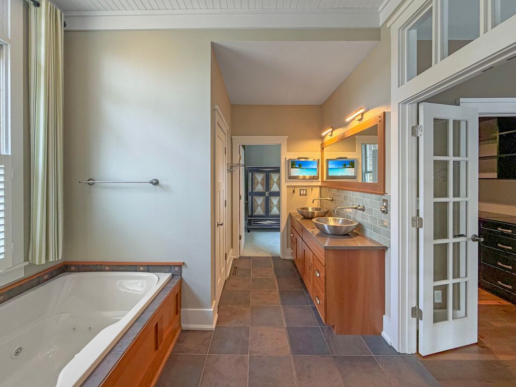 Image 38 of property listing at 1121 Lawn Place, Freeport, IL 61032