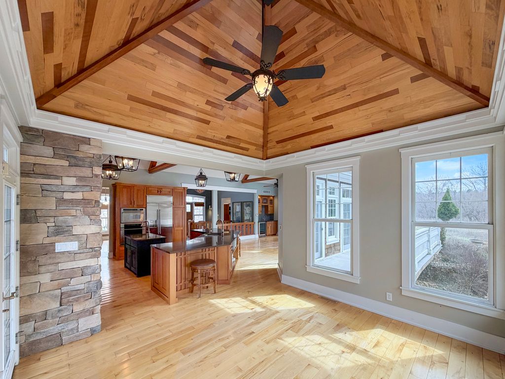 Image 8 of property listing at 1121 Lawn Place, Freeport, IL 61032
