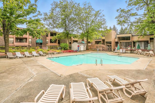 2 Shrewsbury Green Dr J, Shrewsbury, MA 01545