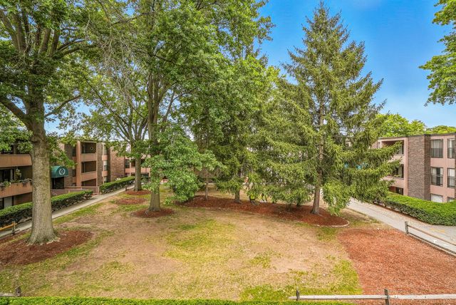 2 Shrewsbury Green Dr J, Shrewsbury, MA 01545