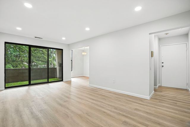 2 Shrewsbury Green Dr J, Shrewsbury, MA 01545