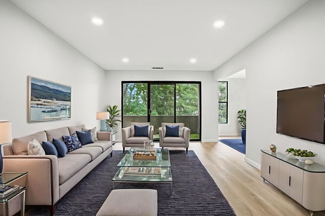 2 Shrewsbury Green Dr J, Shrewsbury, MA 01545