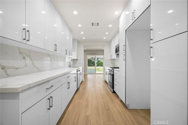 6820 Encino Avenue, Van Nuys, CA 91406